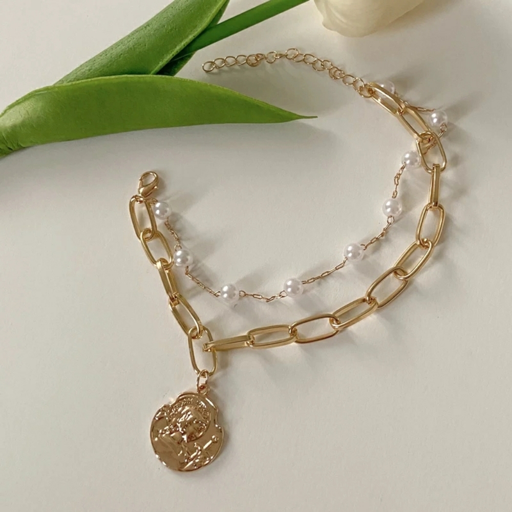 💎✨ Medallion Pearl Bracelet - Picture 4 of 6